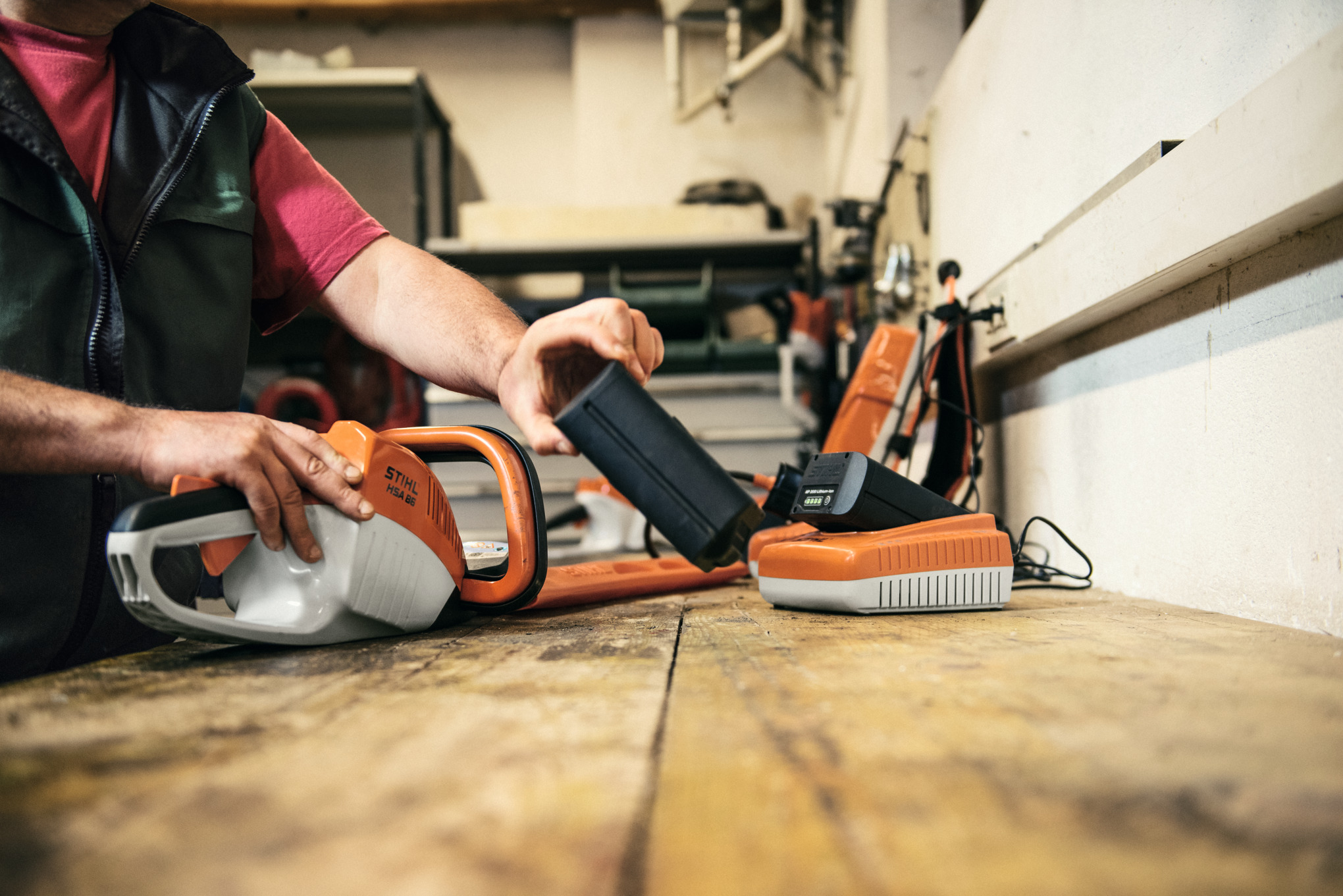 STIHL HSA 86 en uso con batería AP y cargador AL