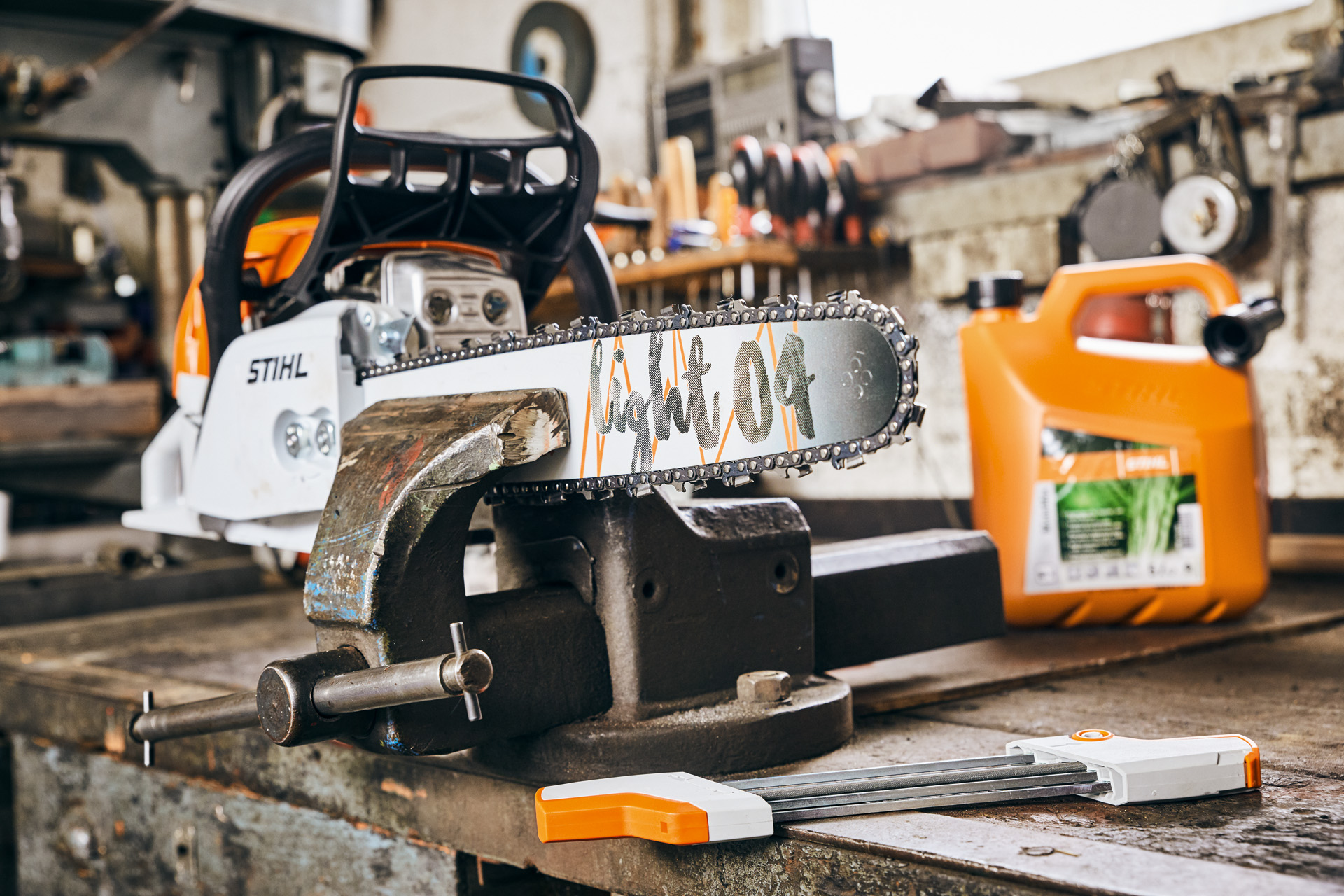 Motosierra de gasolina STIHL MS 261 C-M con espada Light 04 junto a la mezcla de combustible STIHL MotoMix 