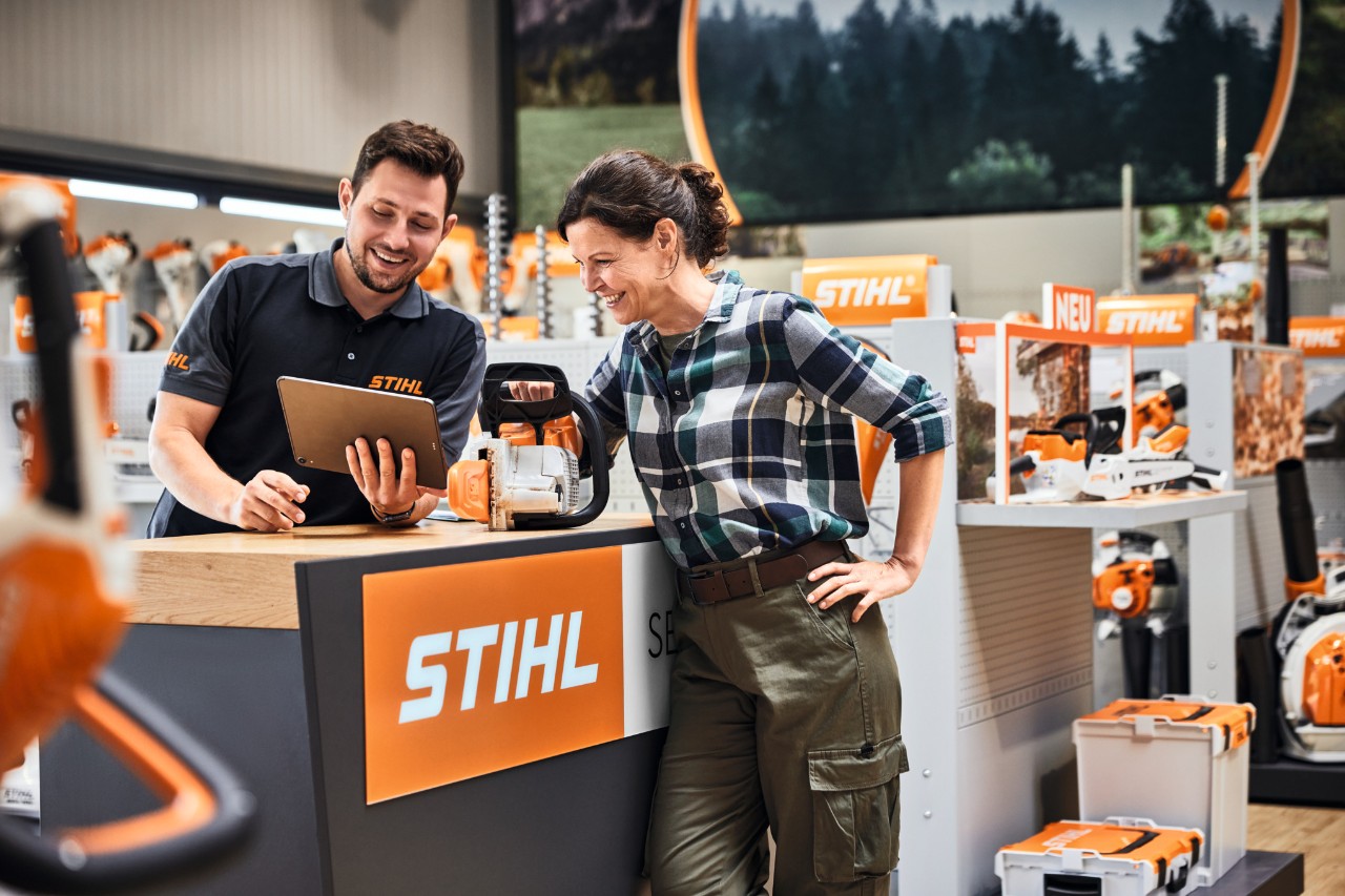 Discusión con clientes en el mostrador de servicio STIHL