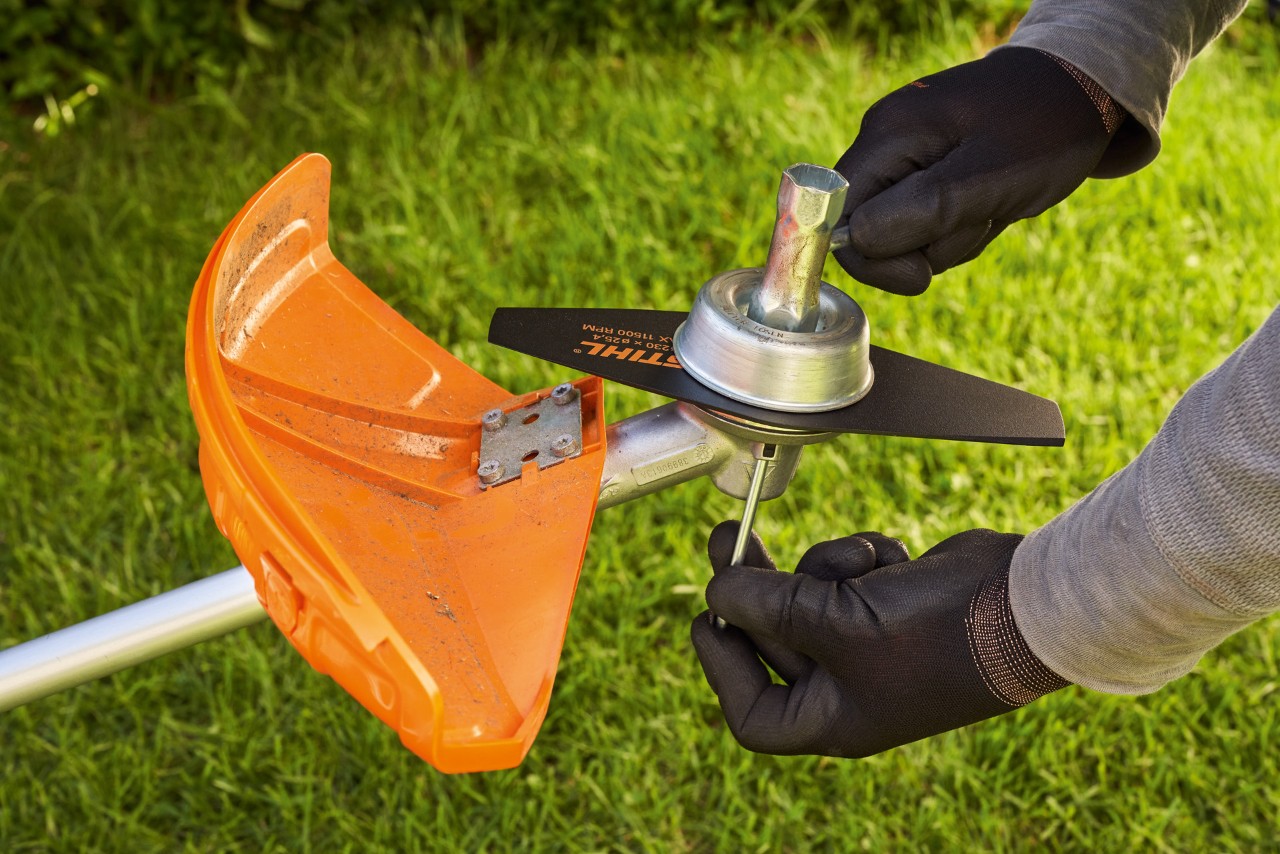 Para cambiar la cuchilla de una desbrozadora STIHL, el eje se bloquea con un destornillador 