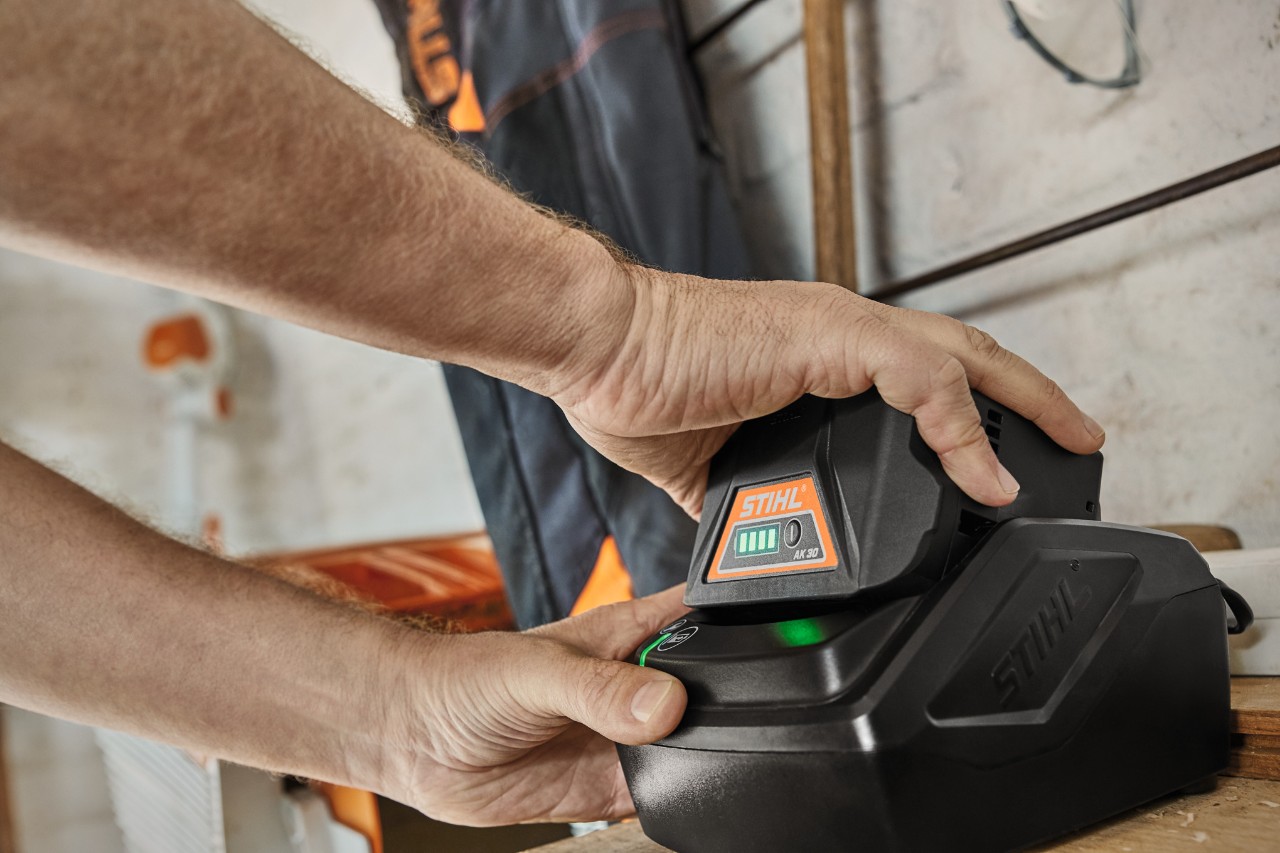 Batería de litio-ión STIHL AK 30 durante la carga en la estación de carga