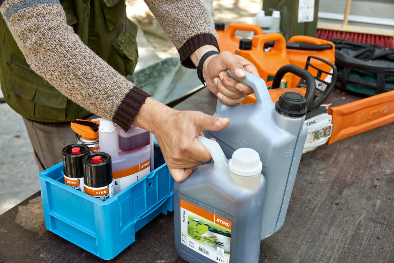 Una persona deposita los materiales consumibles STIHL en cajas para su transporte