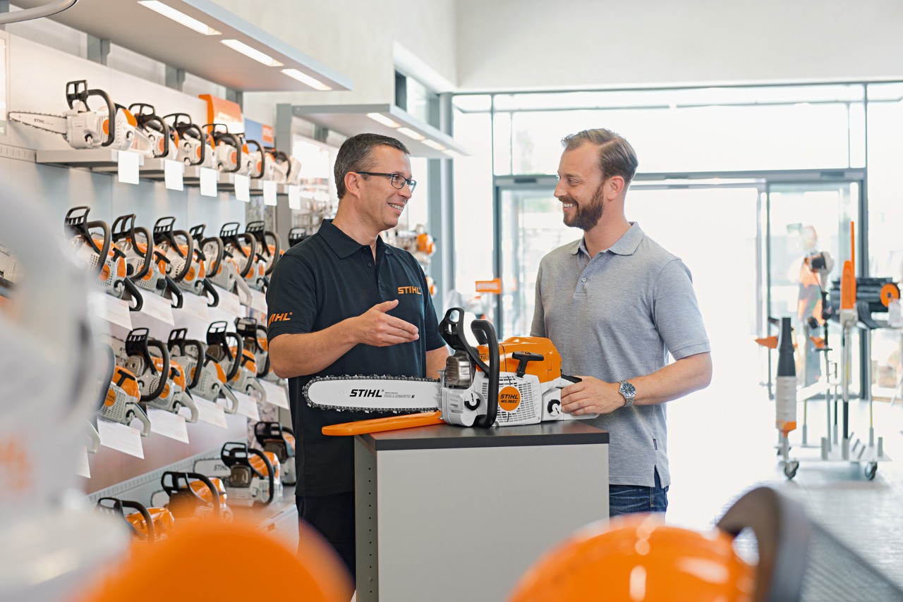 Un hombre haciendo una consulta sobre una motosierra STIHL en una tienda especialista STIHL 