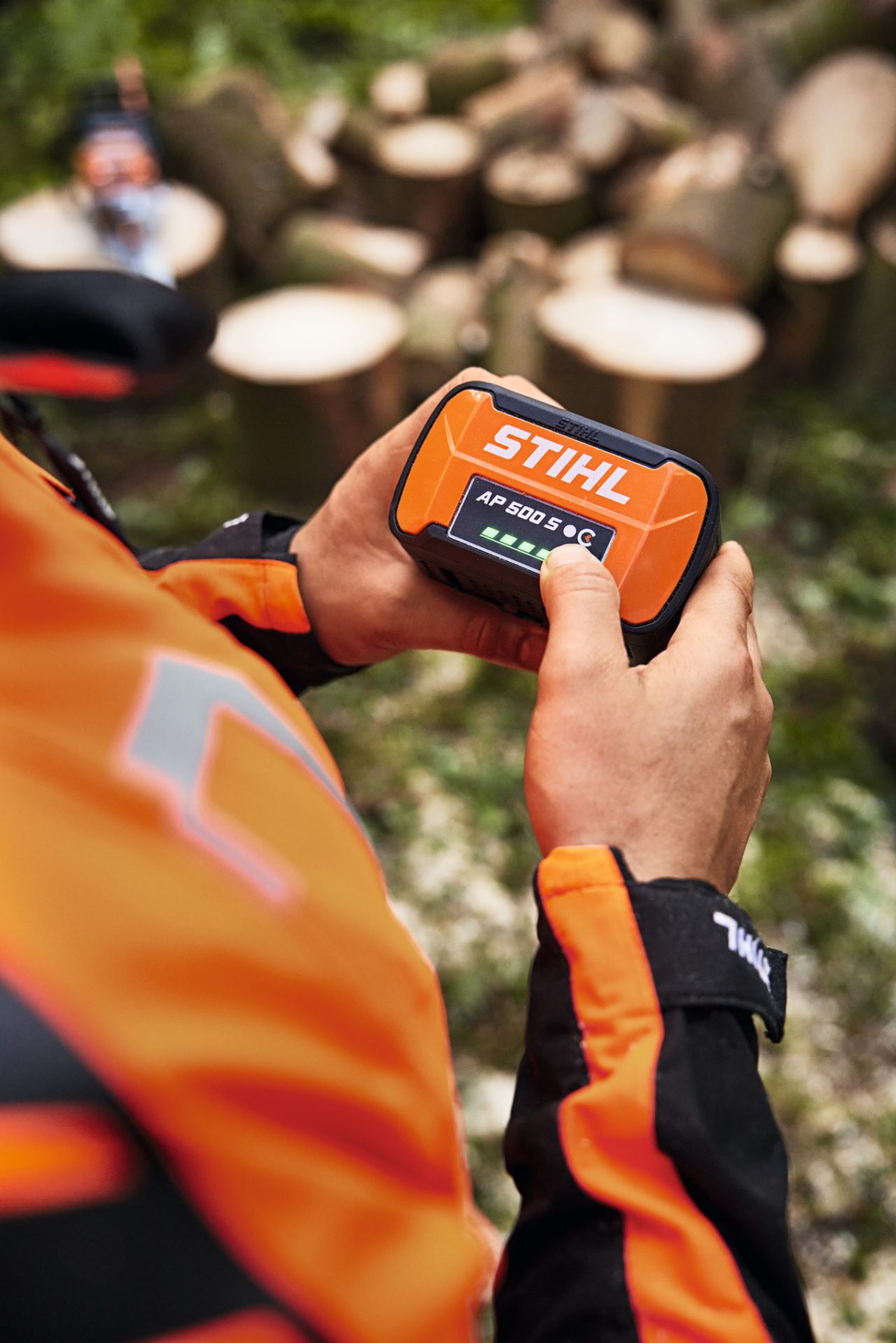 Primer plano de una persona que sostiene en sus manos la batería de iones de litio STIHL AP 500 S.
