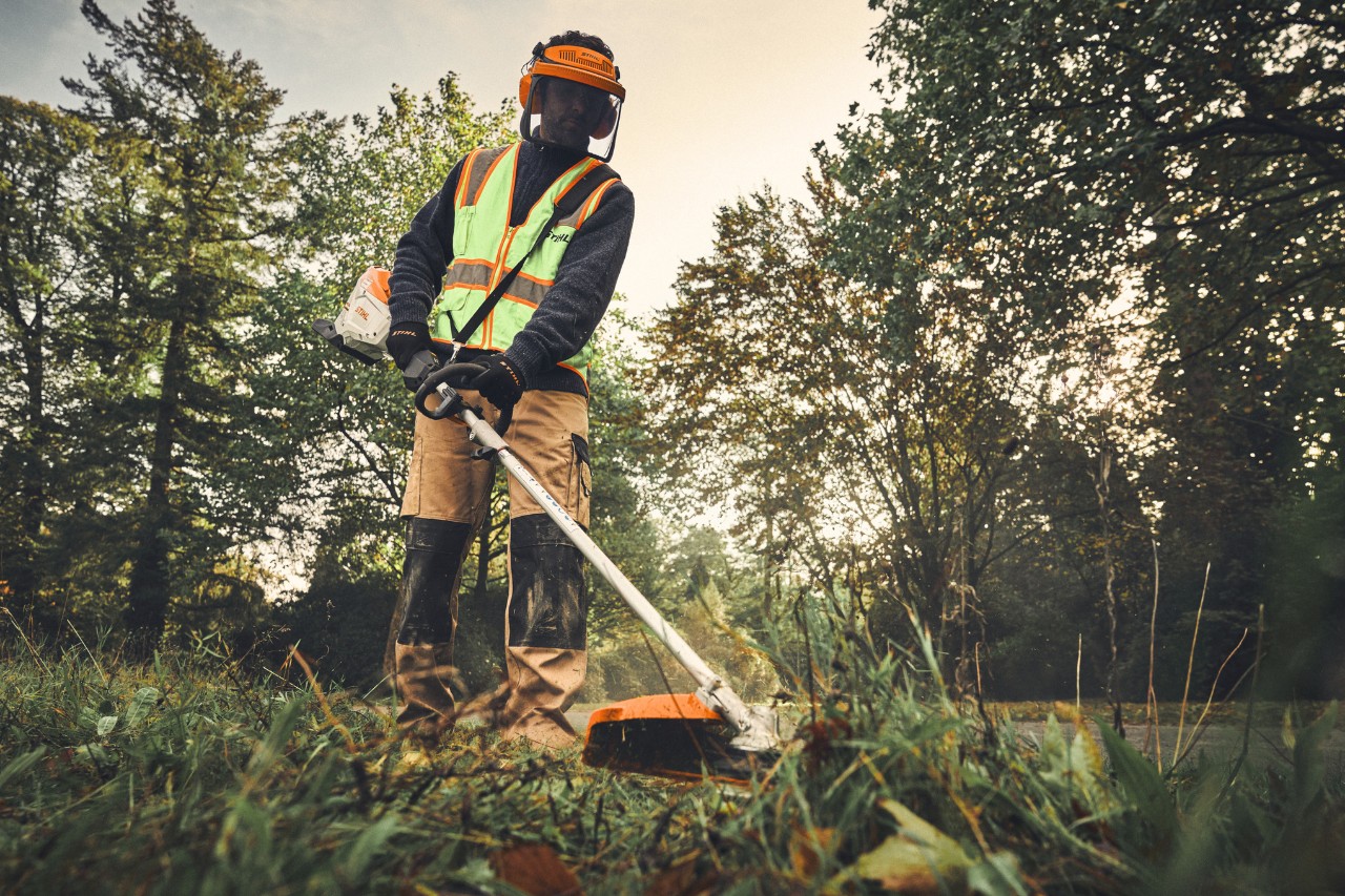 Hombre con STIHL KMA 200 R y herramienta combinada FS-KM