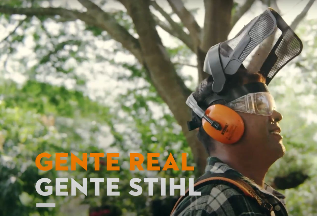 Un empleado de Farwick GmbH, visto desde atrás, se encuentra frente a un bottTainer impulsado por STIHL.