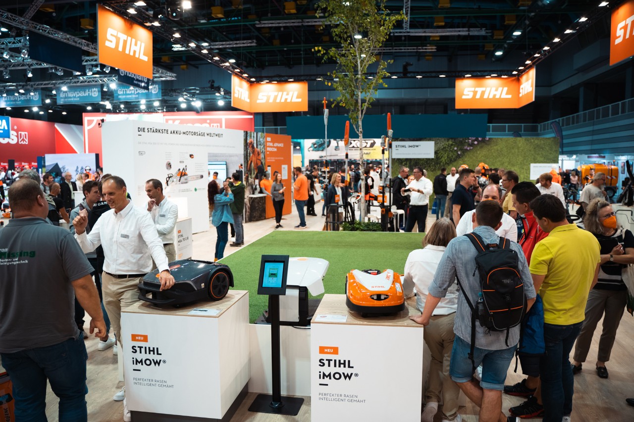 Estand interior de STIHL con robots cortacésped iMOW® expuestos, entre otros productos