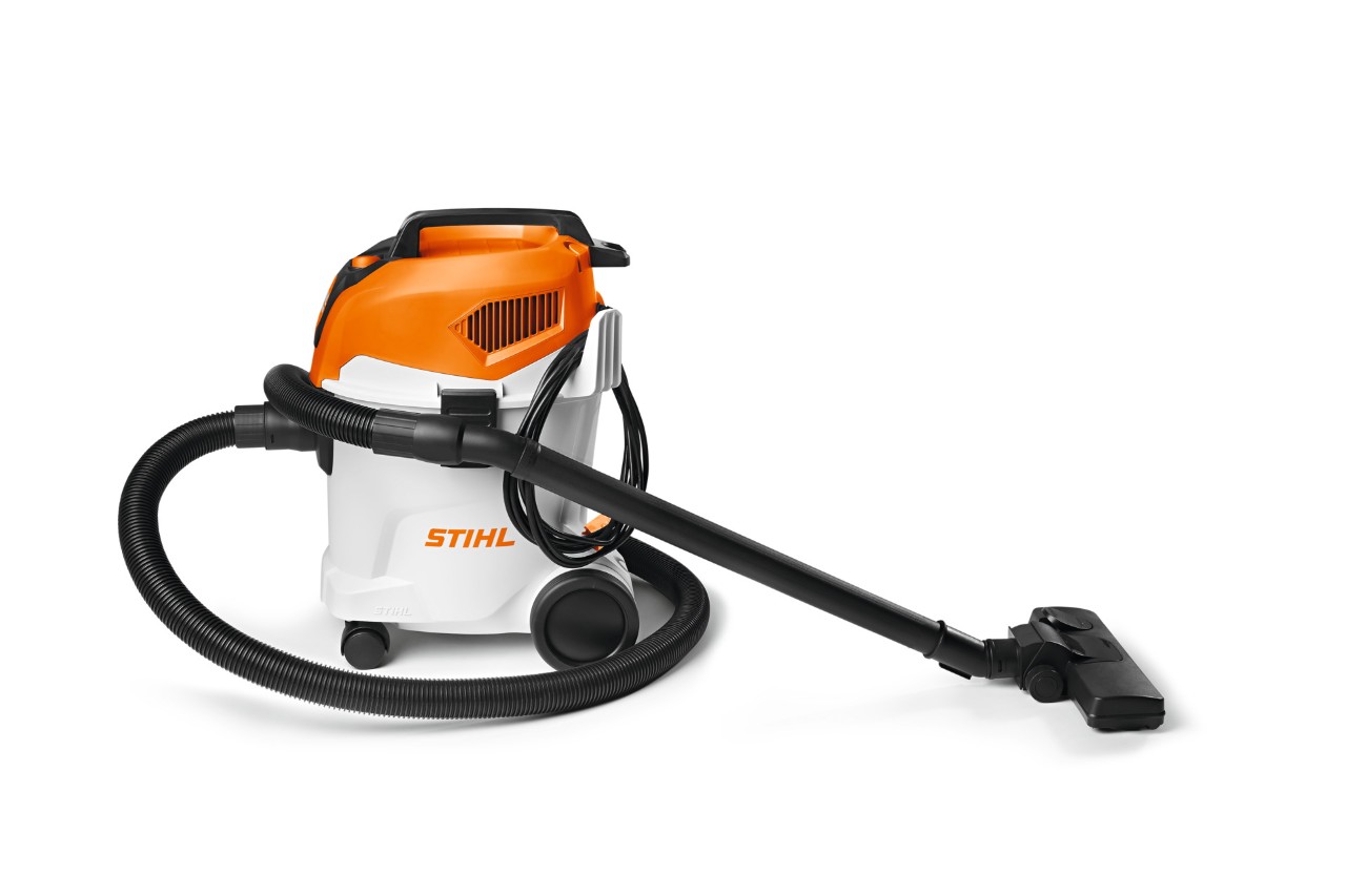 Una aspiradora STIHL SE 33 sobre fondo blanco