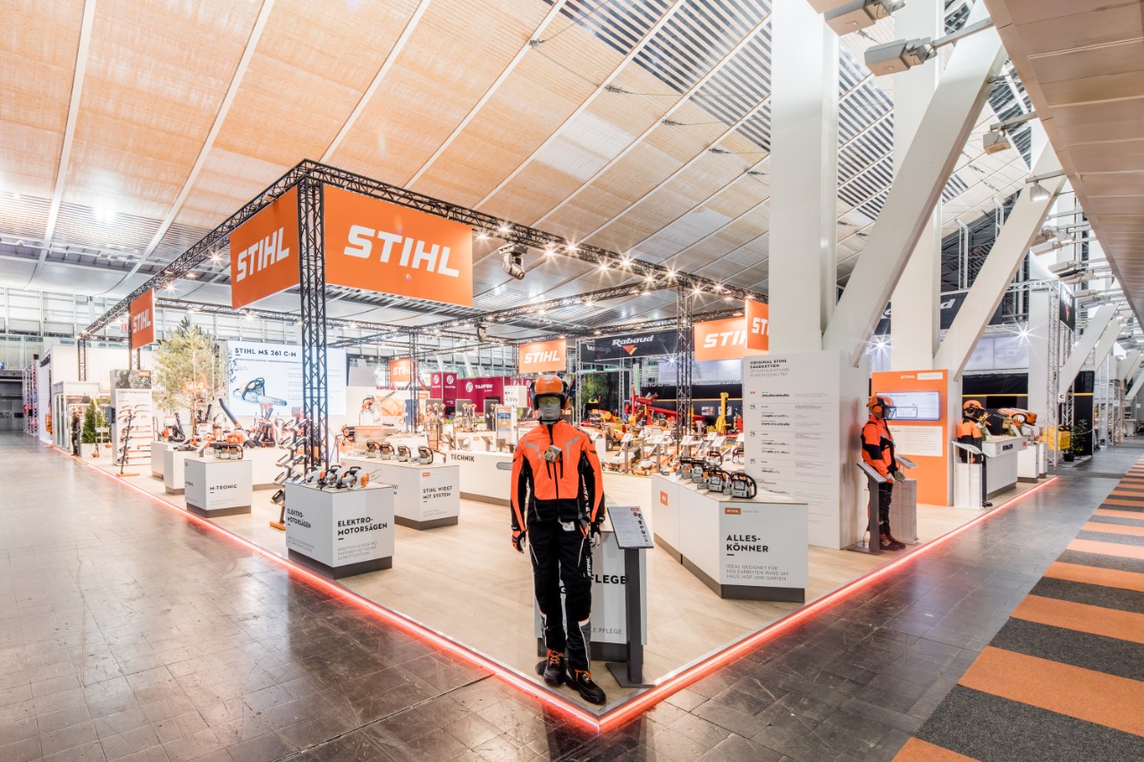 Estand de feria STIHL con motosierras y equipamiento de protección laboral