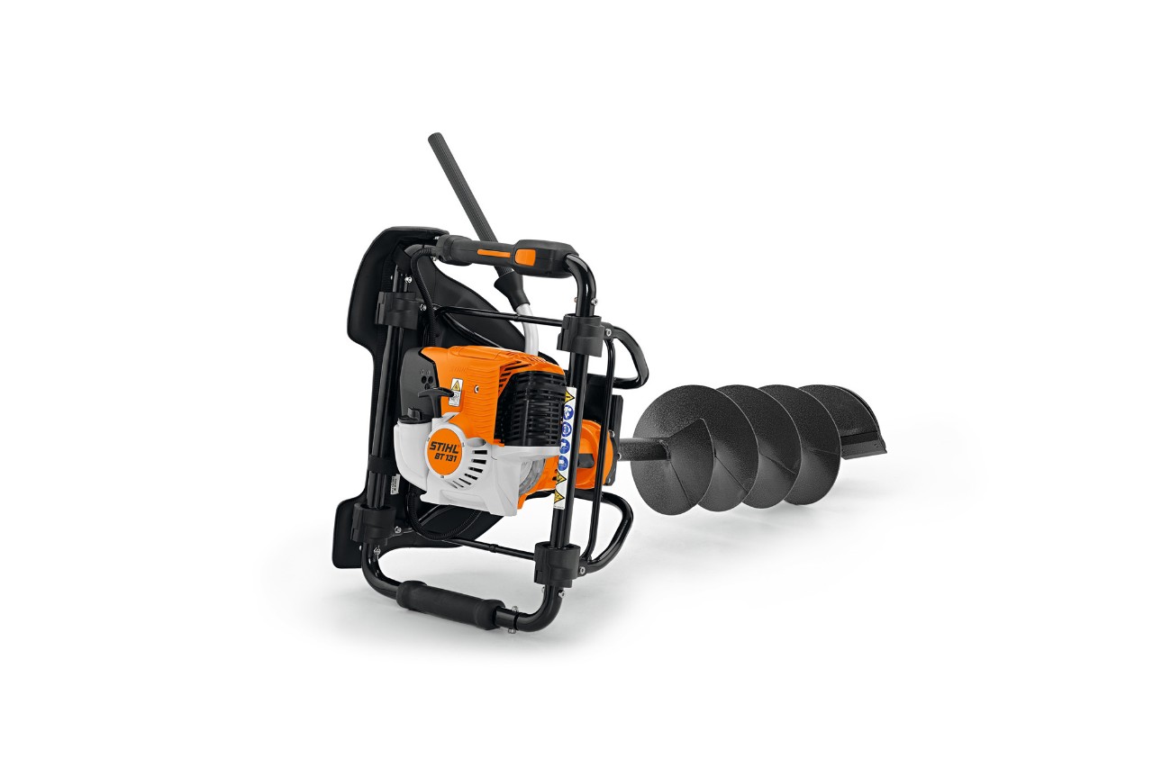 Ahoyadora STIHL BT 131 sobre fondo blanco