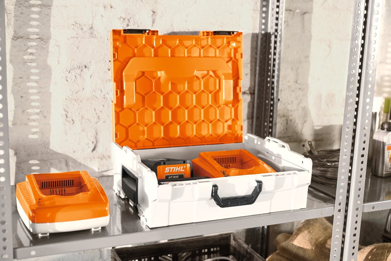 Caja de batería STIHL con baterías STIHL en una estantería de taller  